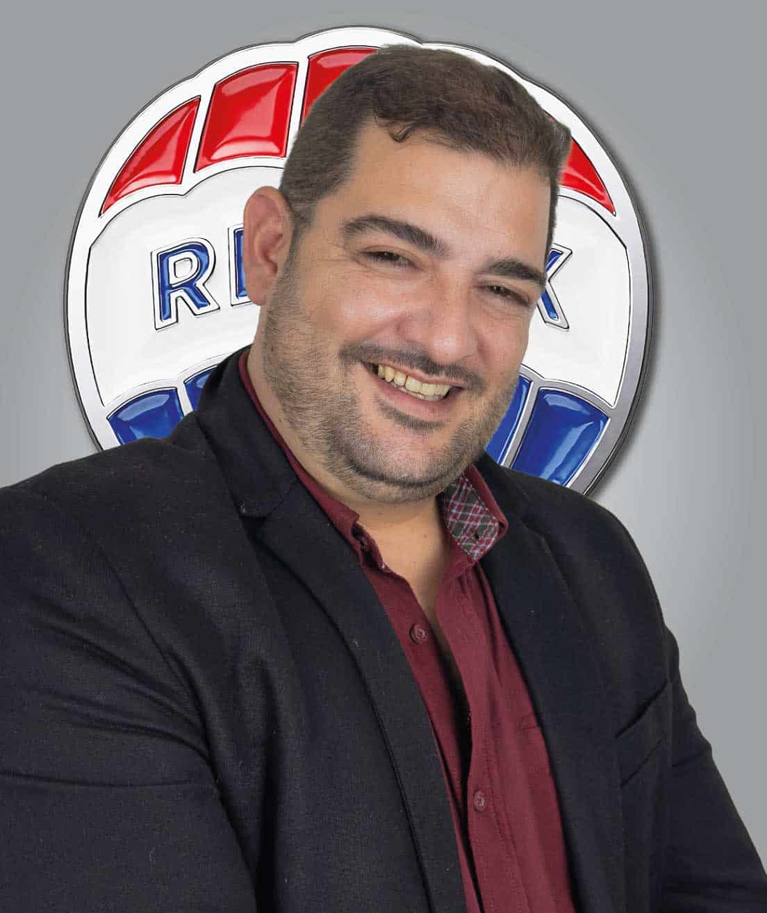 1. Assistente imobiliário Grupo RE/MAX Select com sorriso profissional.